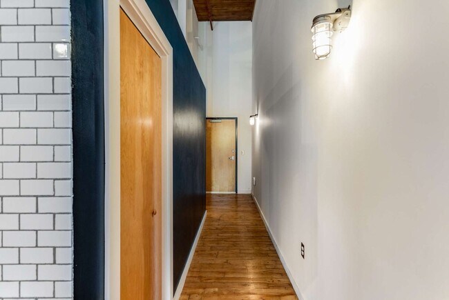 Building Photo - Werthan Lofts 1 Bed 1 Bath Available NOW!