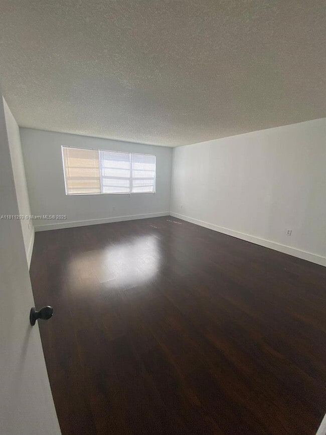 Foto del edificio - 6960 Miami Gardens Dr