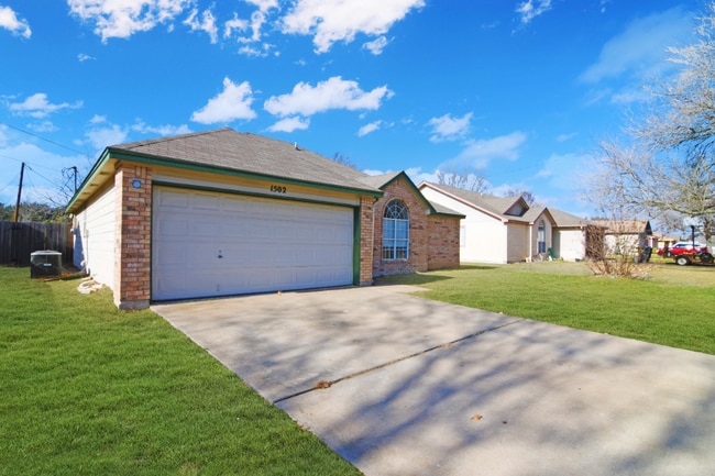 Building Photo - 1502 Cedar Ln