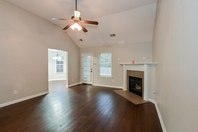 Building Photo - 87 Wren St