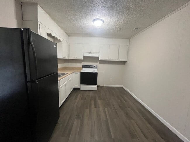 Building Photo - 904 Jamestown Dr