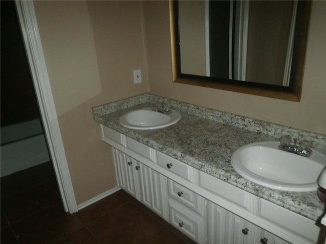 Foto del edificio - 1033 Rosewood Dr