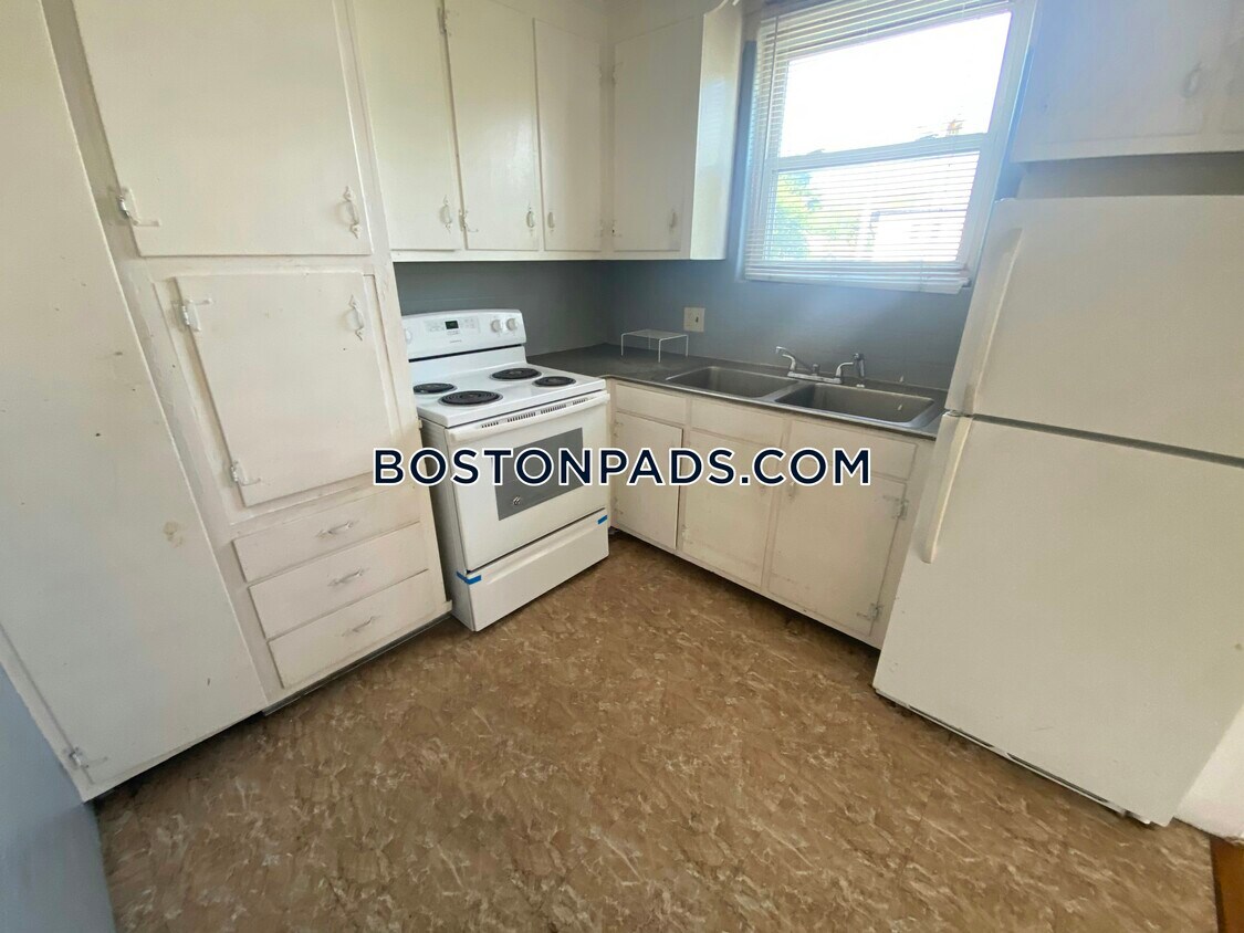 111 Washington St Unit 4, Lynn, MA 01902 Room for Rent in Lynn, MA