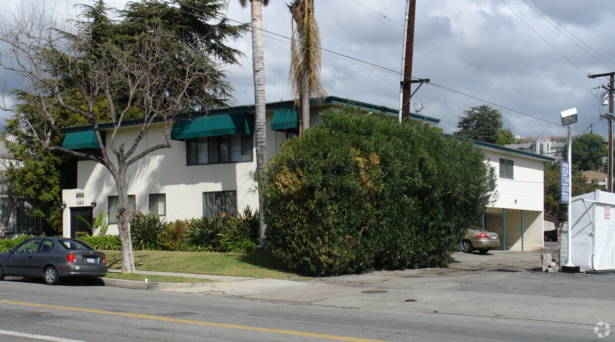 Building Photo - 1360 Roxbury Dr