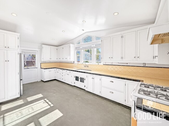 Building Photo - Alabama St