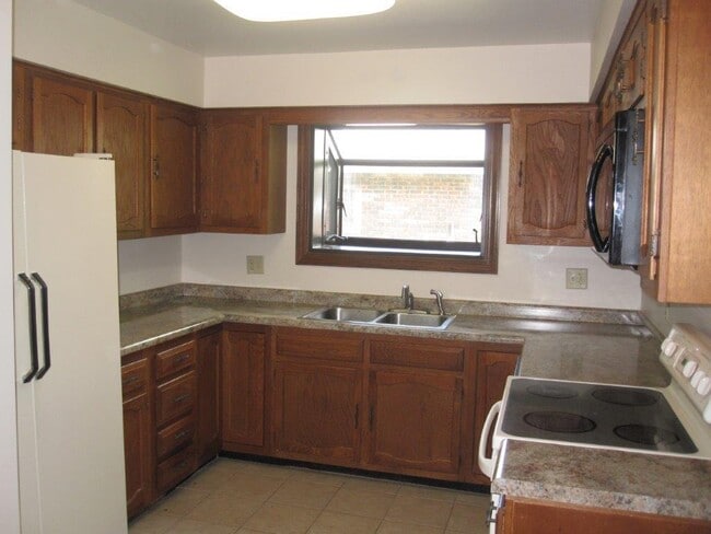 Building Photo - 627 Coyne St