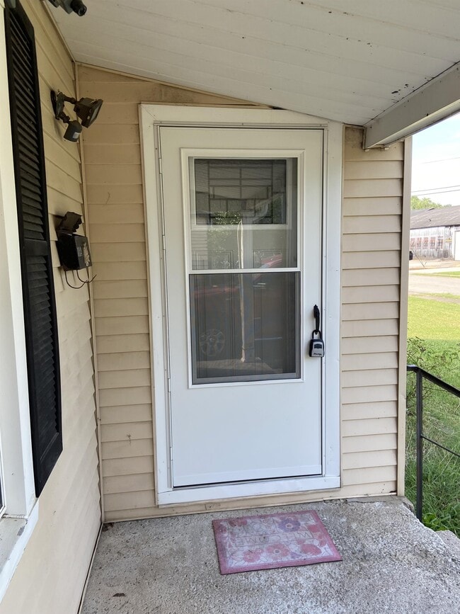 Building Photo - 114 S Center St