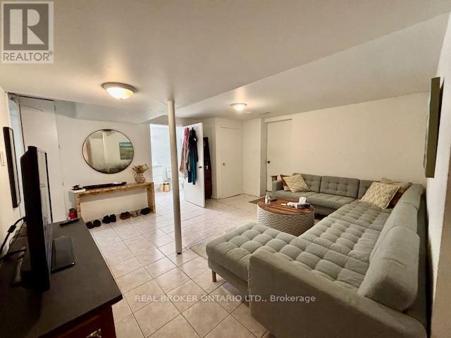 Photo du bâtiment - 525 Ray Lawson Blvd