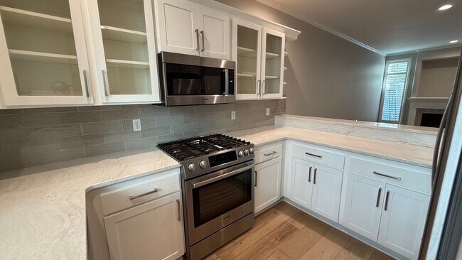 Foto del edificio - Charming Townhouse in Coveted Downtown Lak...