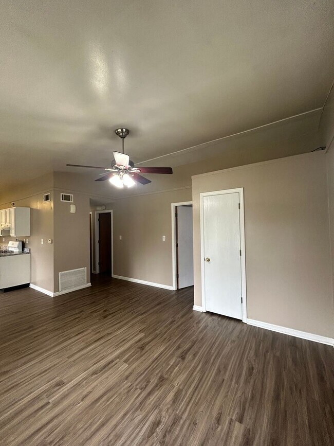 Building Photo - 3 Bedroom Home