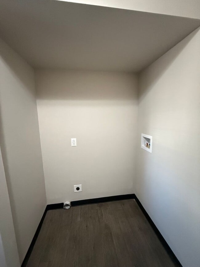 Building Photo - Spacious 2-Bedroom Townhome – Move-In Ready!