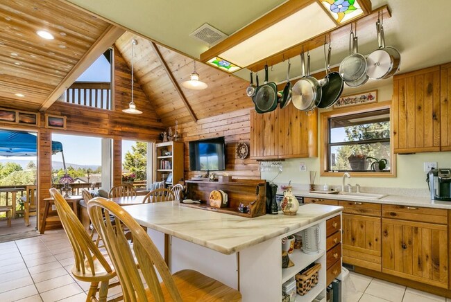 Foto del edificio - 2br Cabin with Mountain Views on Lush Acre...