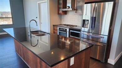 Building Photo - 300 Bowie St