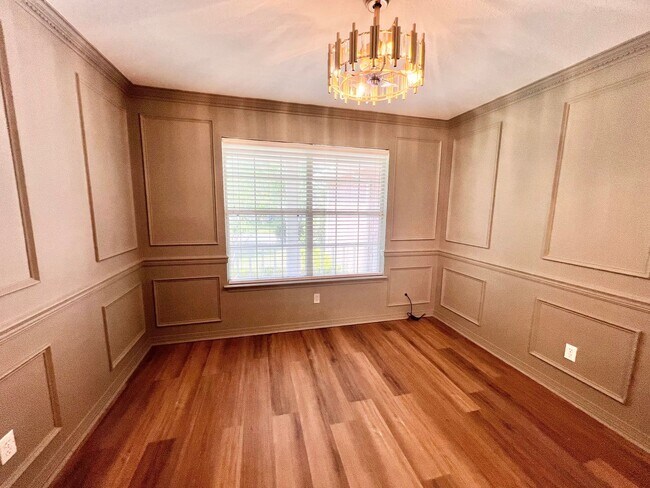 Building Photo - Charming Home - Newly Renovated