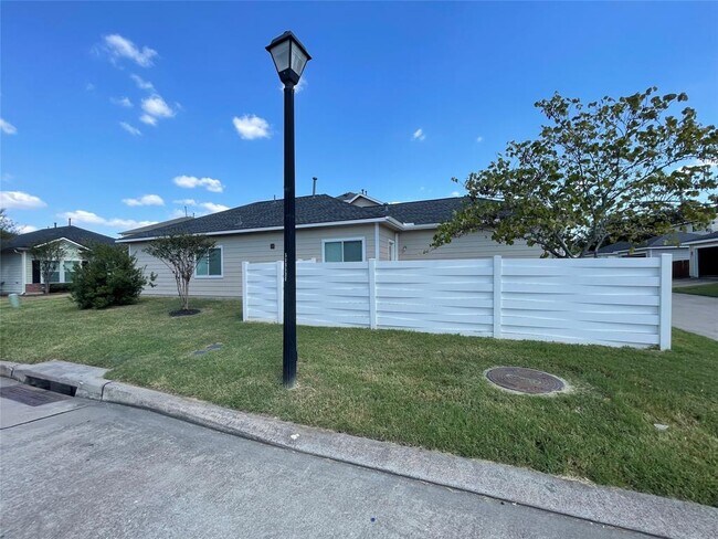 Building Photo - 6330 Provident Green Dr