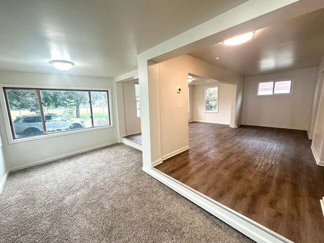Building Photo - Gorgeous 2 Bedroom Single Family in St Paul!