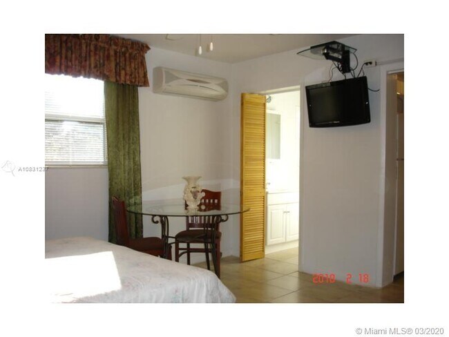 Foto del edificio - 6852 SW 10th St