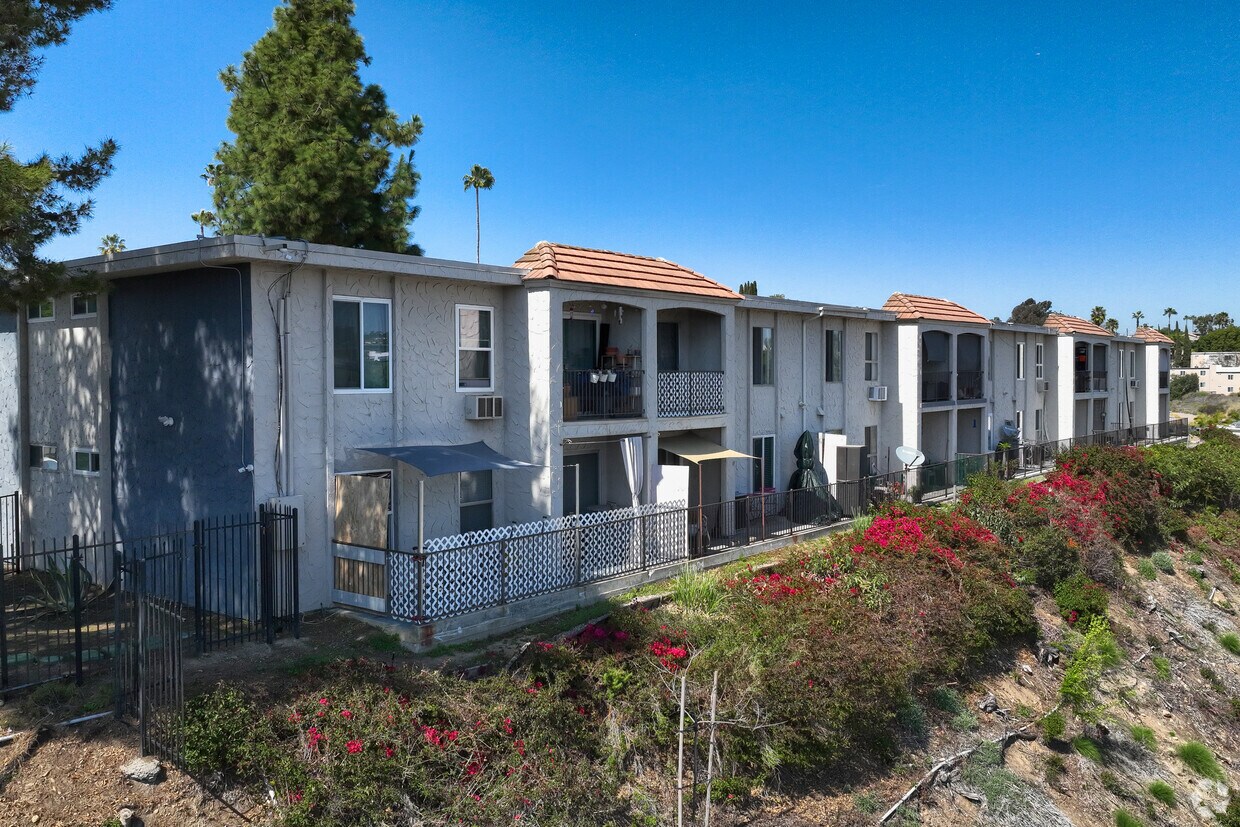 8220 Vincetta Dr - Villa Knolls Apartments