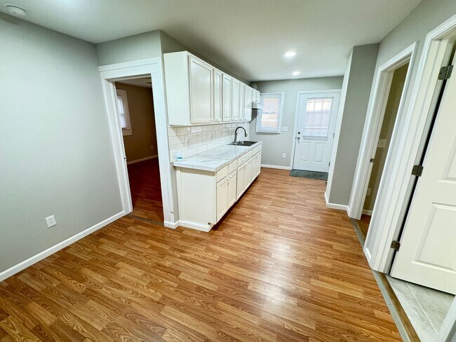 Building Photo - Fully Renovated 3bd/2ba House on Private L...