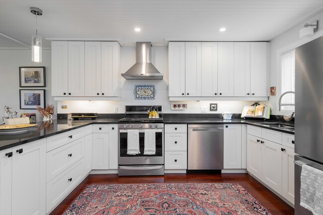 Building Photo - 565 Oxbow Crescent