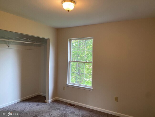 Building Photo - 989 Cedar Ln