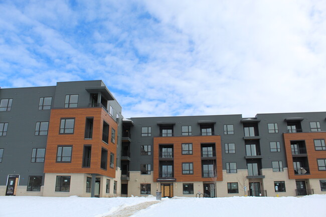 Foto del edificio - Oak Ridge at University Park Senior Apartm...