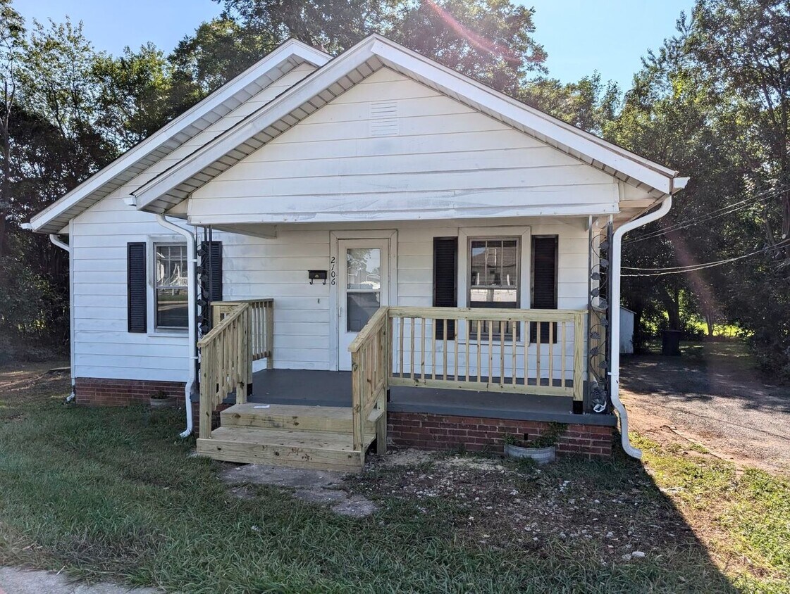 Primary Photo - Two bedroom, 1 bath house in Burlington
