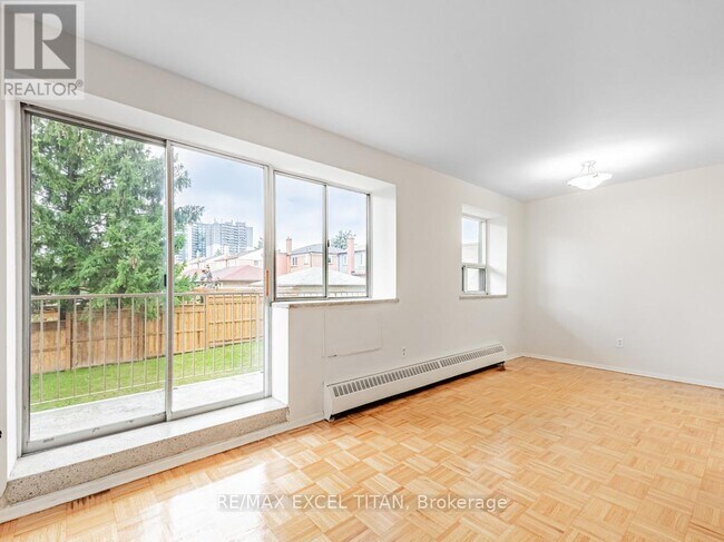 Photo du bâtiment - 1524 Lawrence Ave W