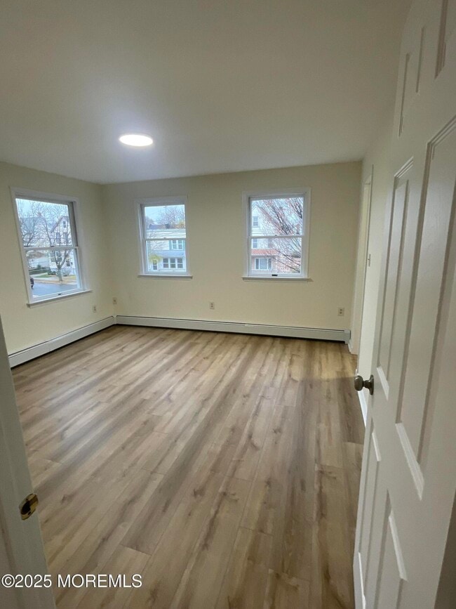 Building Photo - 351 John St