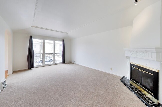 Building Photo - Bright Corner Home with Family Room, Yard & Laundry in Prime Sunset Location!