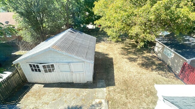 Building Photo - 3153 Glenmore Ave