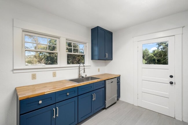 Building Photo - 6843 Santa Lucia Rd