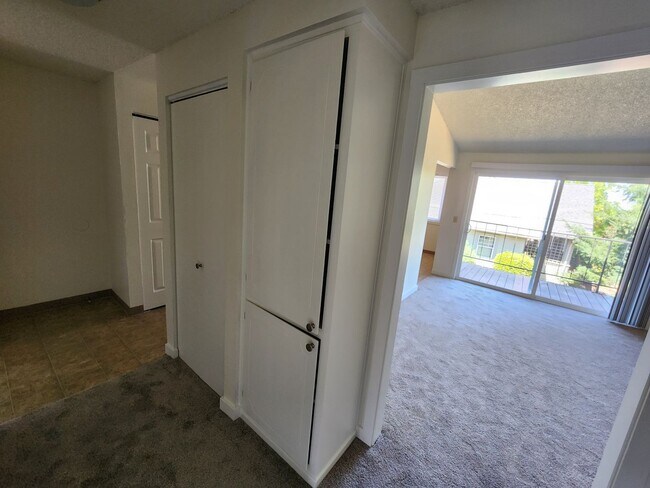 Foto del edificio - Two Bedroom Apt. w/ Washer and Dryer