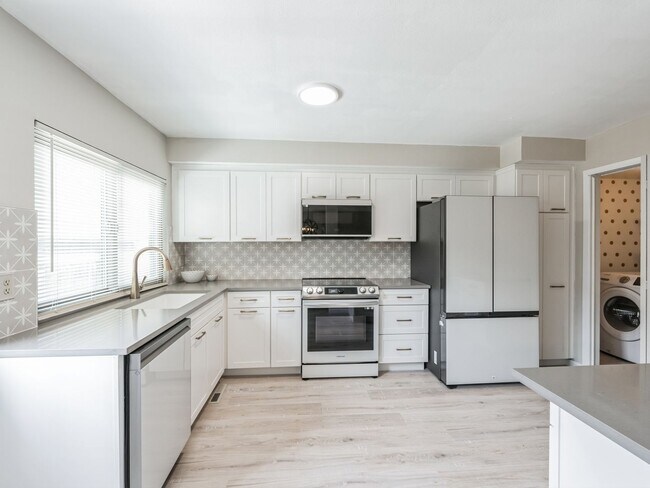 Foto del edificio - Willow Creek 4 bedroom townhome