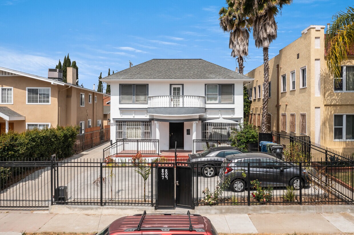 Primary Photo - 809 N Heliotrope Dr