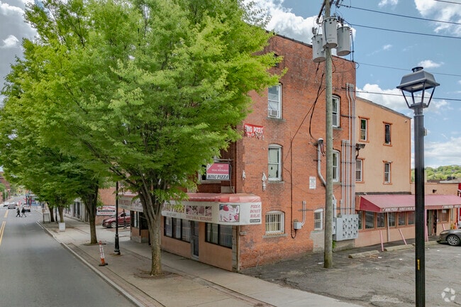 Building Photo - 33-39 Willow St