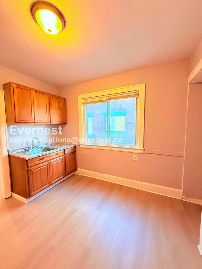 Building Photo - 2302 Hazelwood St