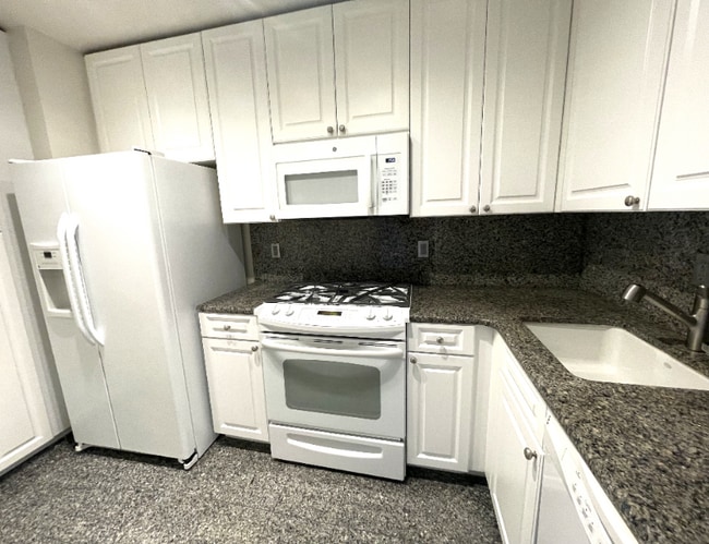 Building Photo - 630 W 246th St