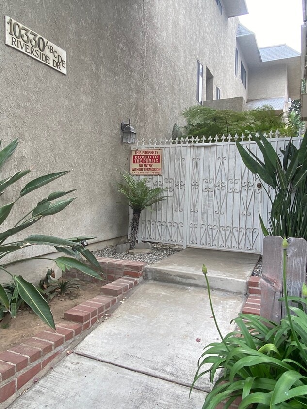 Entrance from the street - 10330 Riverside Dr