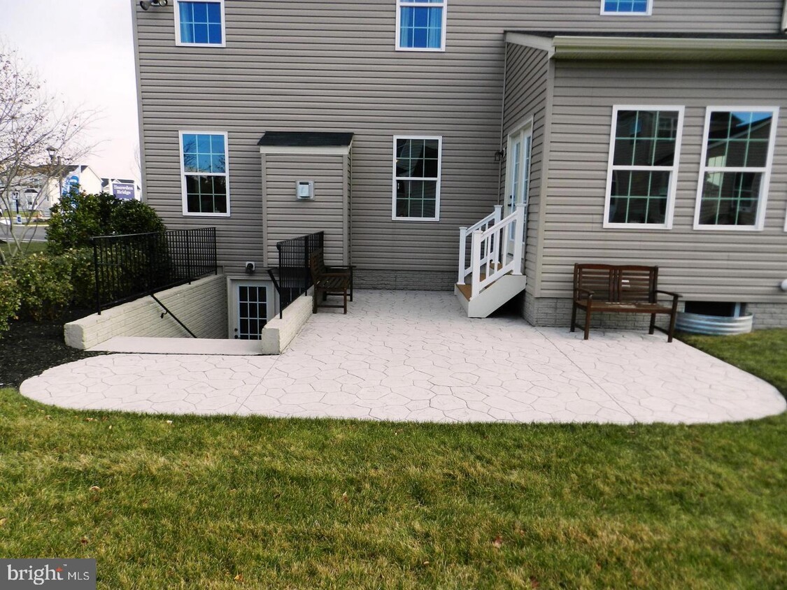 Primary Photo - 100 Sawtooth Drive
