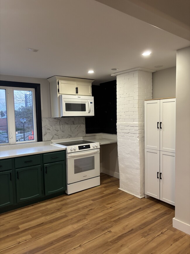 Building Photo - ONE BEDROOM APARTMENT IN THE HEART OF DOWN...