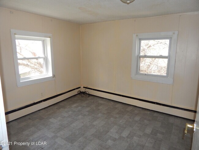 Building Photo - 41 1/2 Kidder St