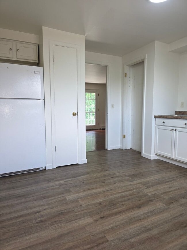 Building Photo - 2 bedroom upper
