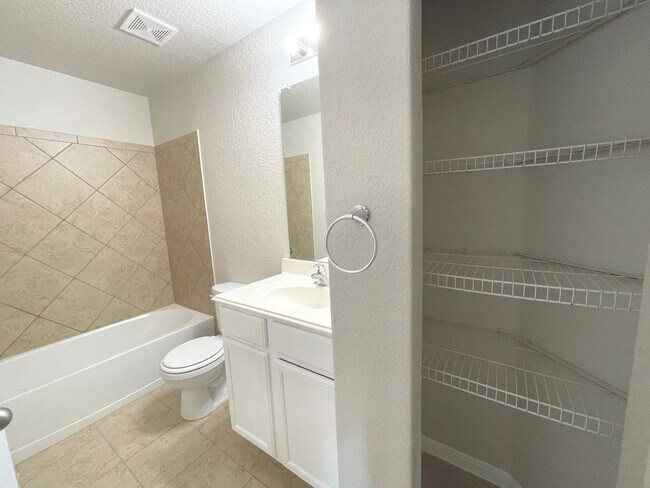 Foto del edificio - **1550/Month** Far West San Antonio