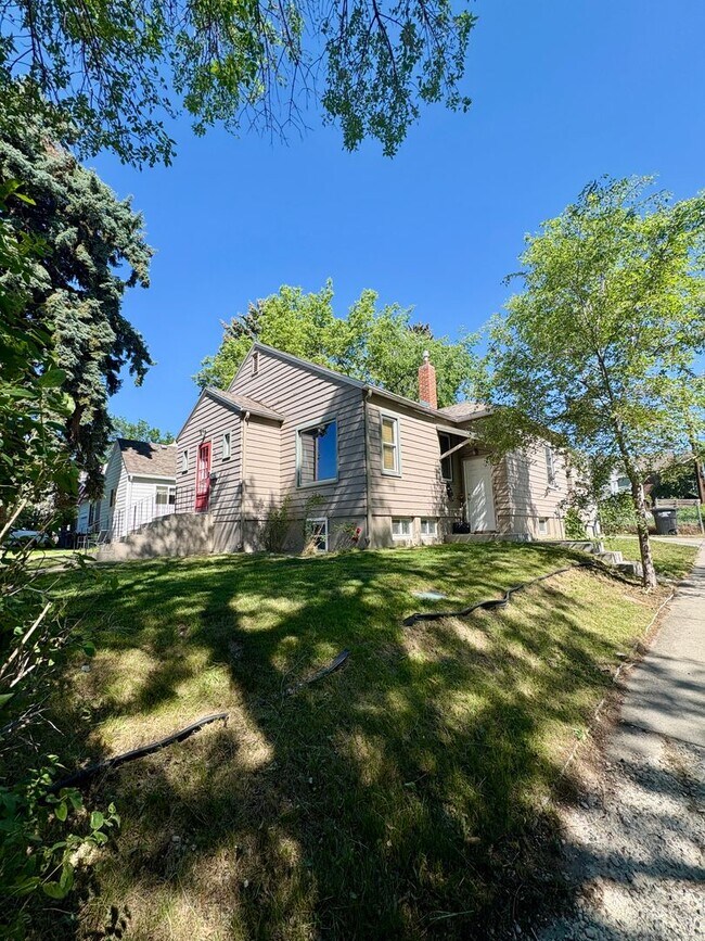 Building Photo - 2-bedroom, 1-bath upper-level duplex w/onsite shared laundry!