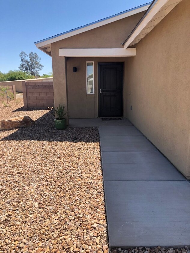 Primary Photo - 2405 S Clovis Place-