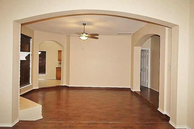 Building Photo - 2124 Newport Dr