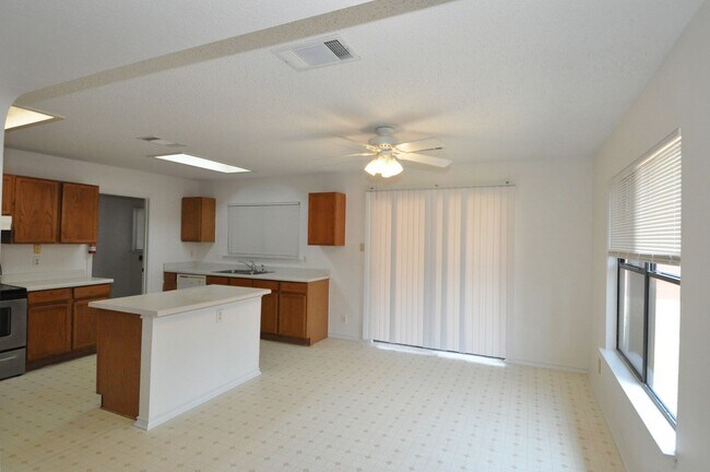 Foto del edificio - Available NOW! 4 bedrooms, one story, Grea...
