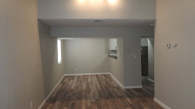 Foto del edificio - Incredibly spacious 4 bedrooms and 2 baths top-floor duplex located on Elmwood Ave in Kansas City...