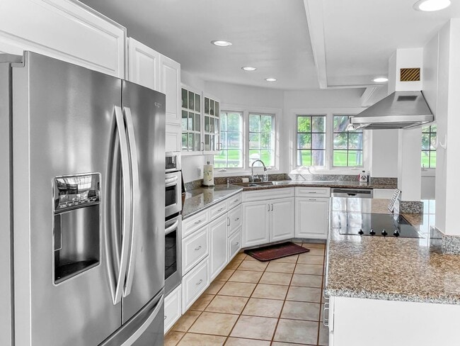 Building Photo - GOLF COURSE VIEWS! 3br/3ba Home with priva...